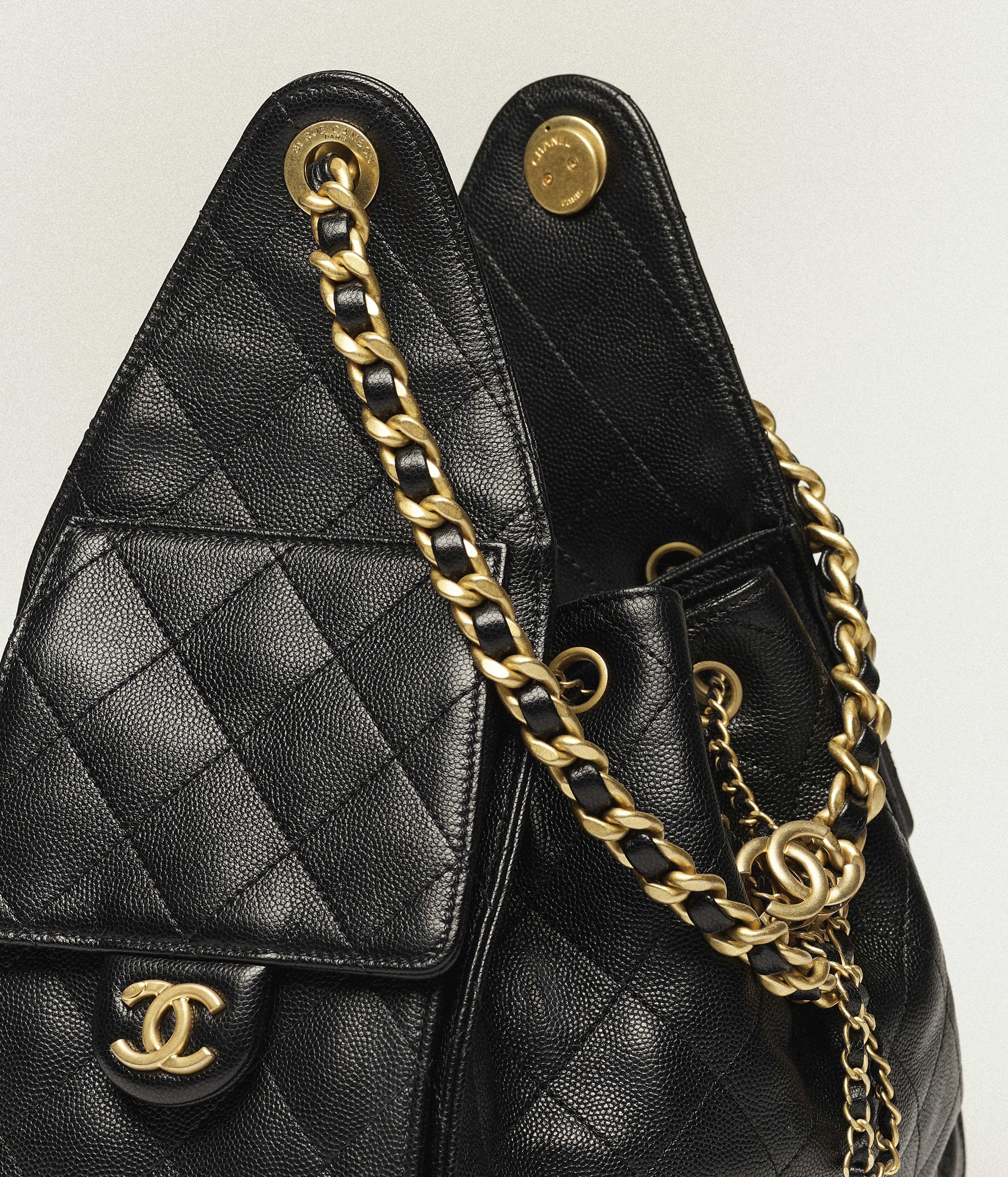 Borsa CHANEL 25 piccola - Nero - Pelle martellata & metallo effetto dorato - vista artistica 5